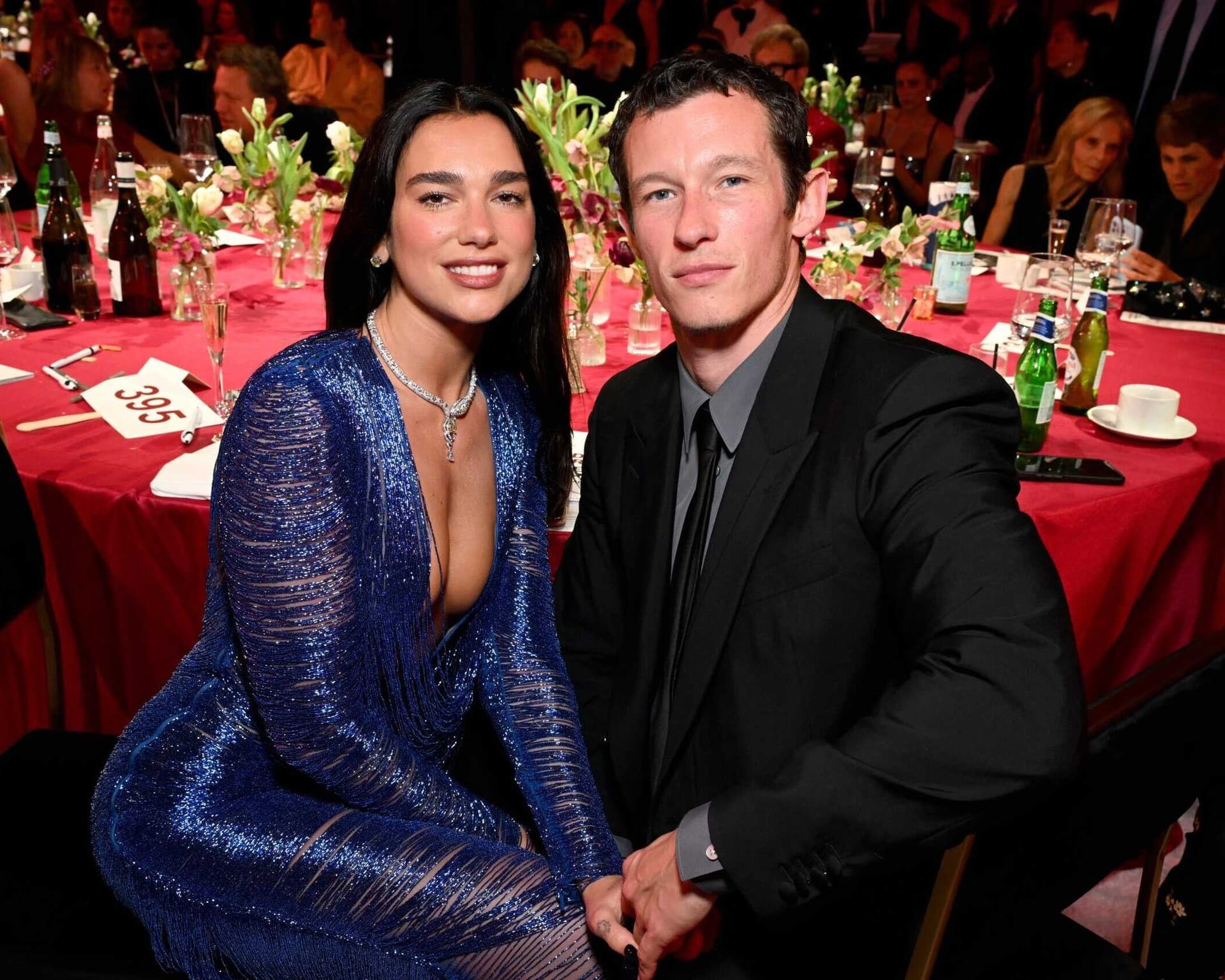 Dua Lipa rrëmben vëmendjen në festën e Elton John AIDS Foundation me një fustan vjollcë plot shkëlqim nga Gucci