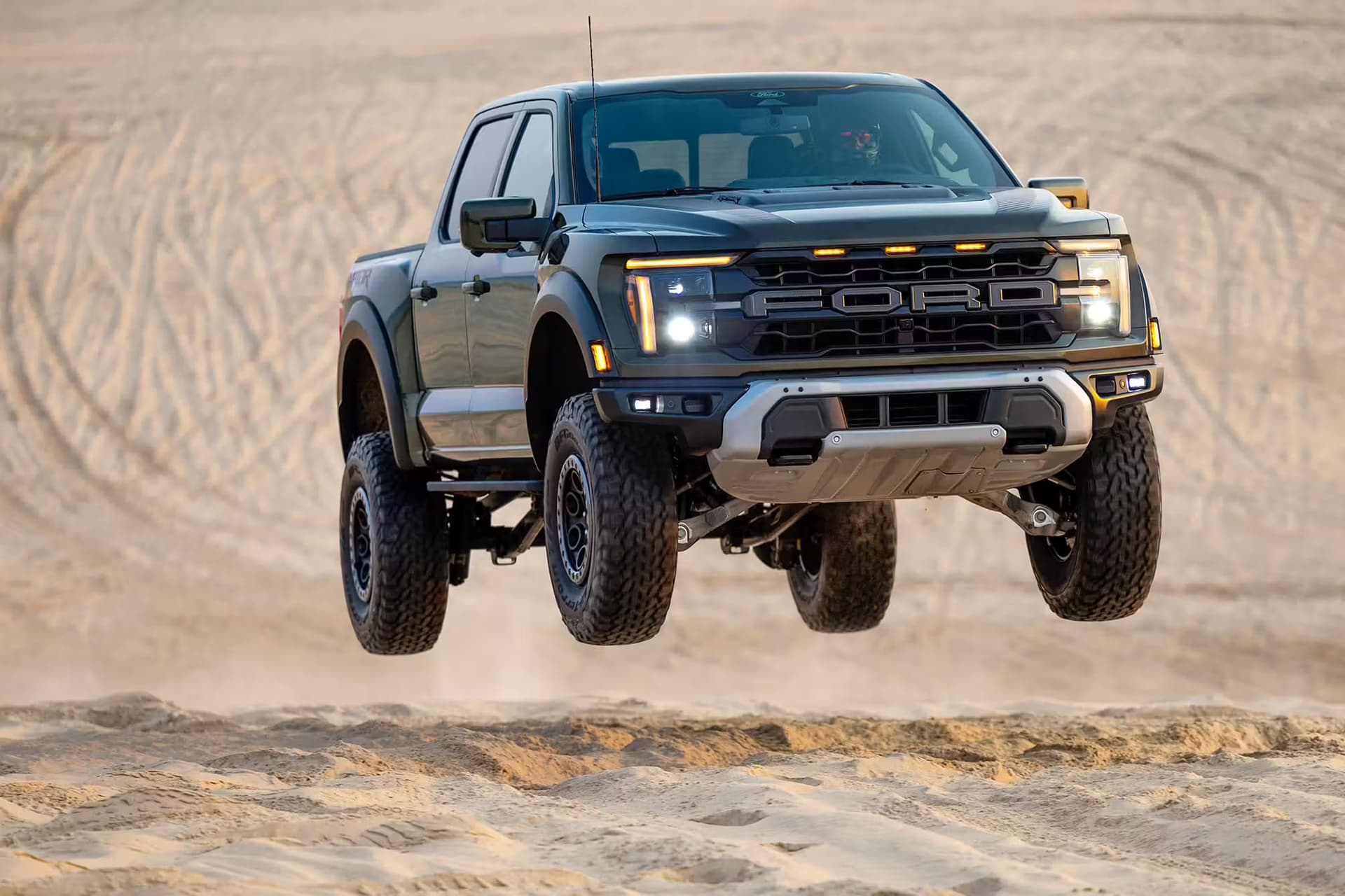 Ford sërish në qendër të vëmendjes për tërheqje masive automjetesh