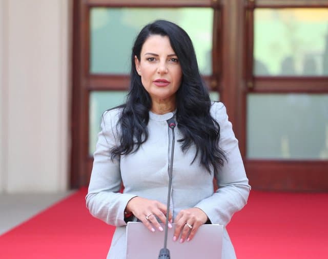Balluku reagon për herë të parë për hetimin nga SPAK: S’kam as limuzina as jahte as helikopterë e as 300 apartamente