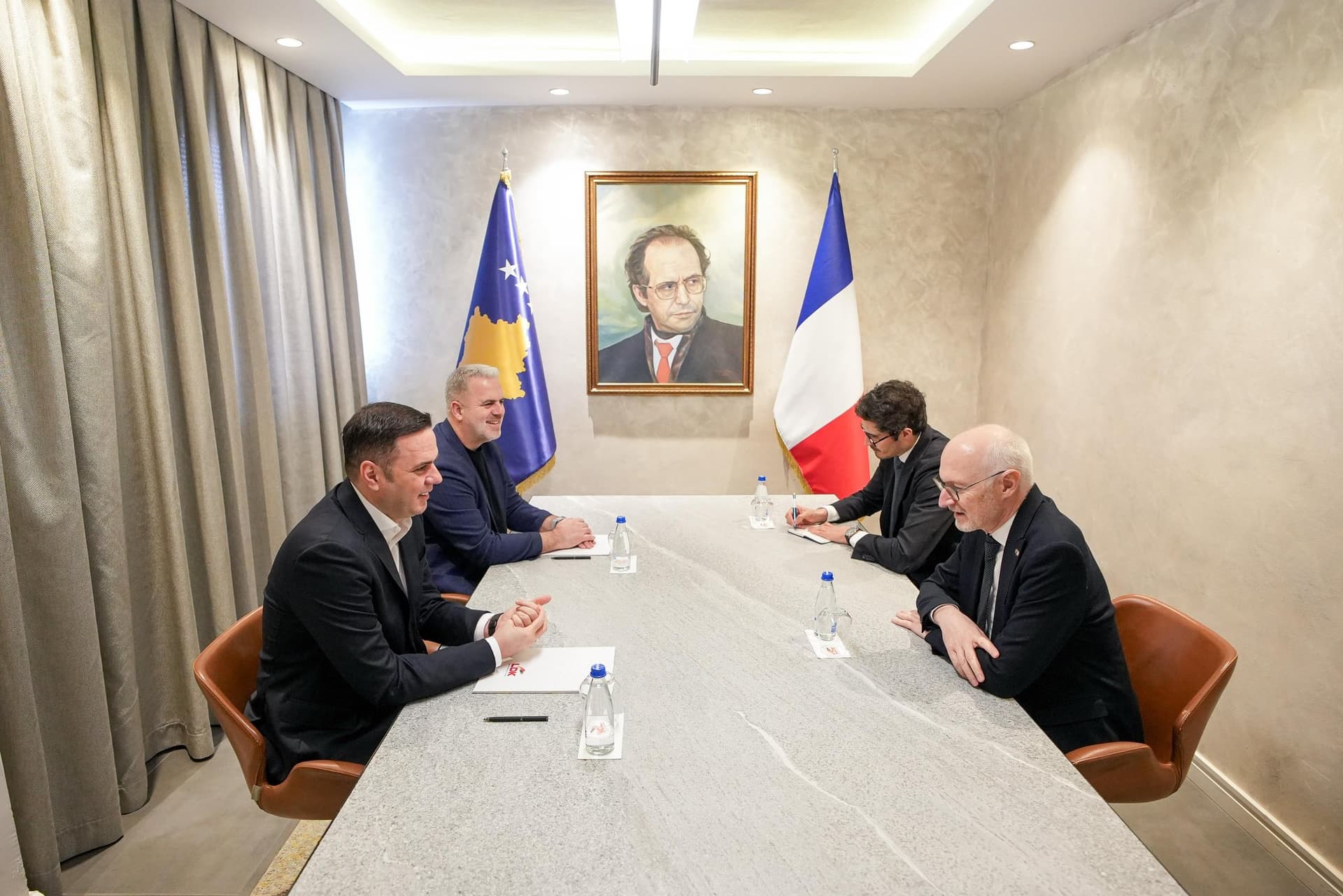 Abdixhiku takohet ambasadorin francez Guerot, çështja e presidentit temë diskutimi