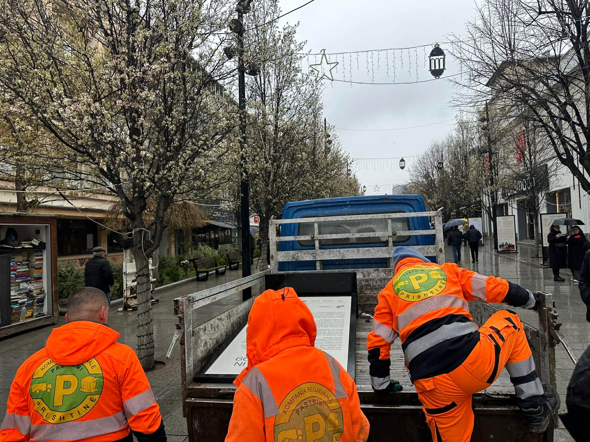 Hiqen nga sheshi tabelat me të dhëna të pasakta për masakrat gjatë luftës në Kosovë