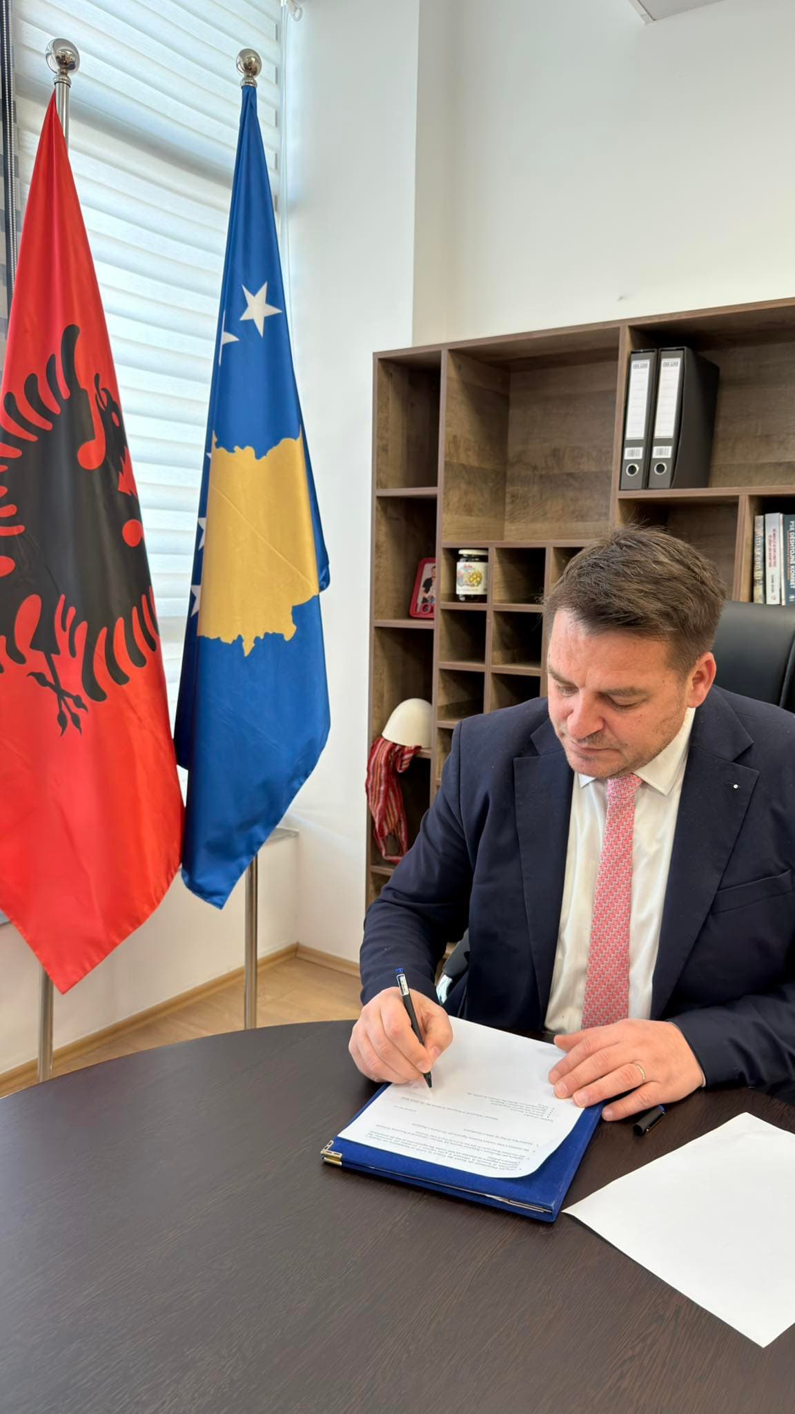 Ministri Muja nënshkruan vendimin për zhvendosjen e Ministrisë dhe institucioneve vartëse në objekte publike