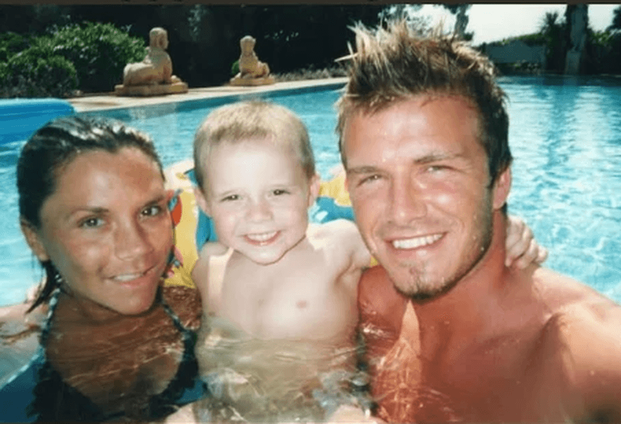 Mes tensioneve familjare, David dhe Victoria Beckham urojnë publikisht djalin e tyre Brooklyn