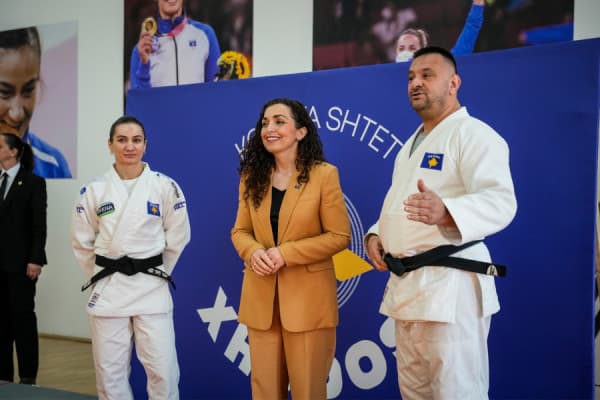 ​Presidentja Osmani viziton Qendrën Nacionale të Xhudos në Pejë