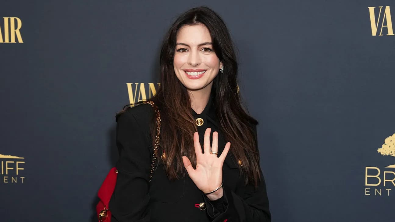 Anne Hathaway shfaqet me një pamje shumë rinore në New York mes spekulimeve për operacione plastike