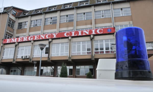 Vdes personi që aksidentua disa ditë më parë në përplasjen veturë-tren në Klinë