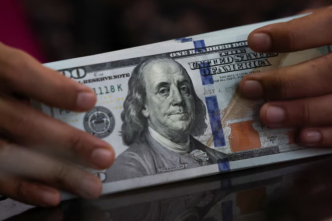 Dollari forcohet pas sulmeve ndaj Iranit