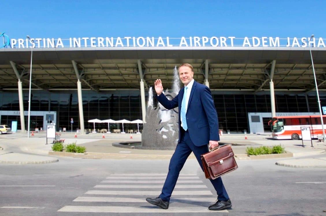 Pasi përfundoi mandatin Orav nga aeroporti: “Gjithë të mirat Kosovë”