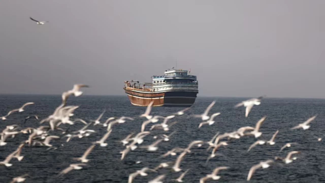Irani shqyrton tarifa për anijet në Ngushtica e Hormuzit
