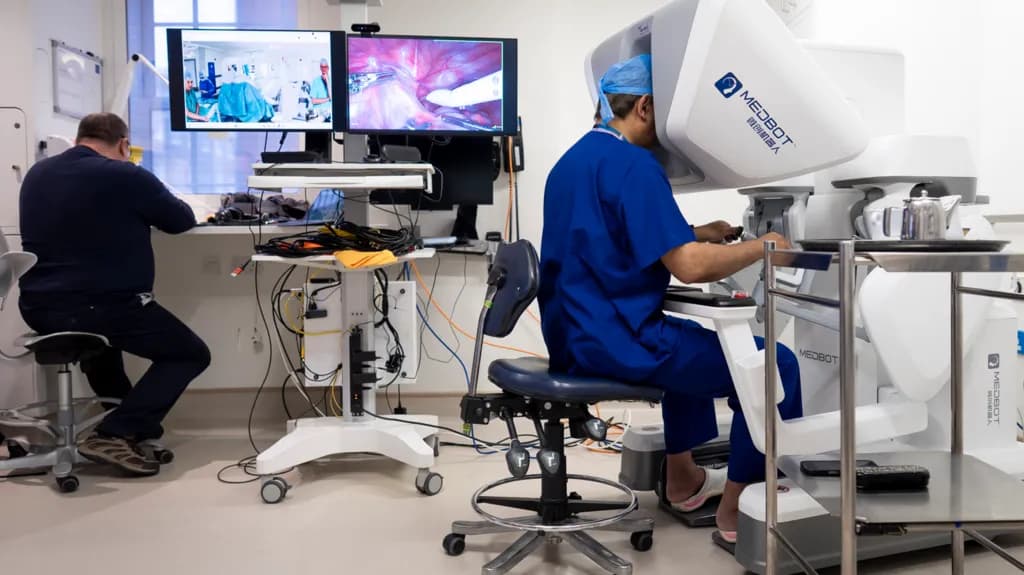 Një kirurg kryen operacionin e parë në distancë me robot në Mbretërinë e Bashkuar