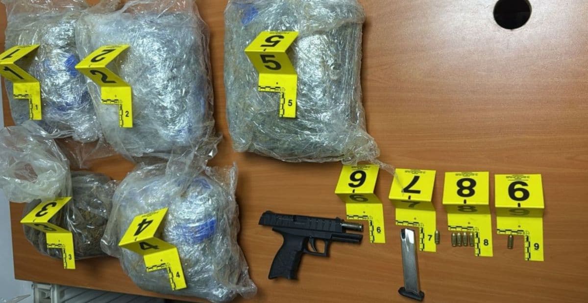 Kapen mbi 5 kilogramë marihuanë dhe një armë zjarri në Vushtrri, në pranga një i mitur