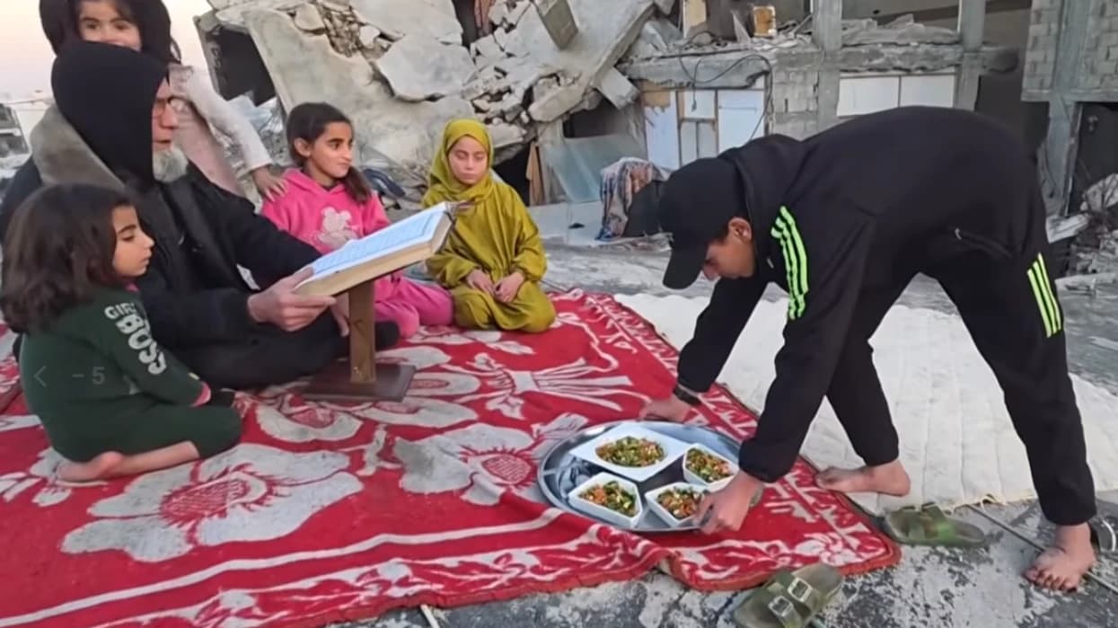 Ramazani në rrënoja: Një familje palestineze bën iftar mes shkatërrimit në Gaza