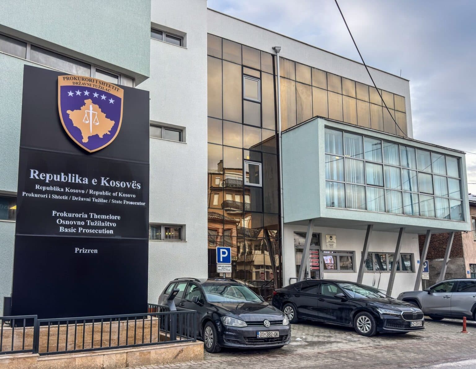Prokuroria në Prizren kërkon paraburgim për të dyshuarin, sekuestrohen mbi 500 kg narkotikë dhe armë