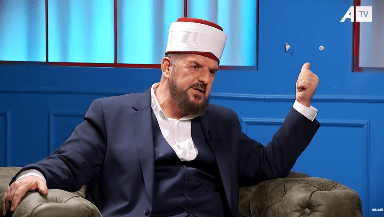 “Ata që i dërgojnë prindërit e vet atje, kanë fituar hidhërimin e Zotit” – Shpërthen keq Shefqet Krasniqi kur pyetet për fëmijët që i dërgojnë prindërit në shtëpi të pleqve