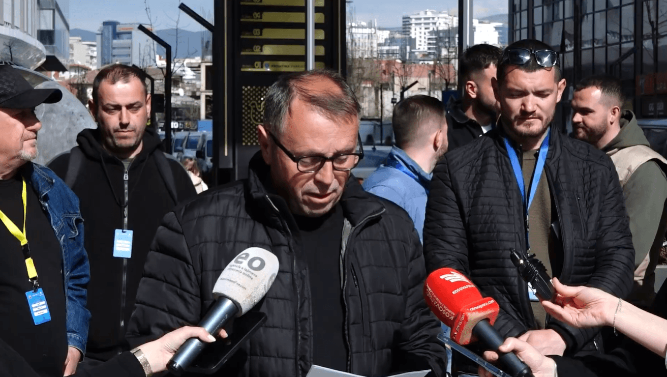 Punëtorët e “Prishtina Parking” protestojnë për të tretën herë, paralajmërojnë grevë të përgjithshme