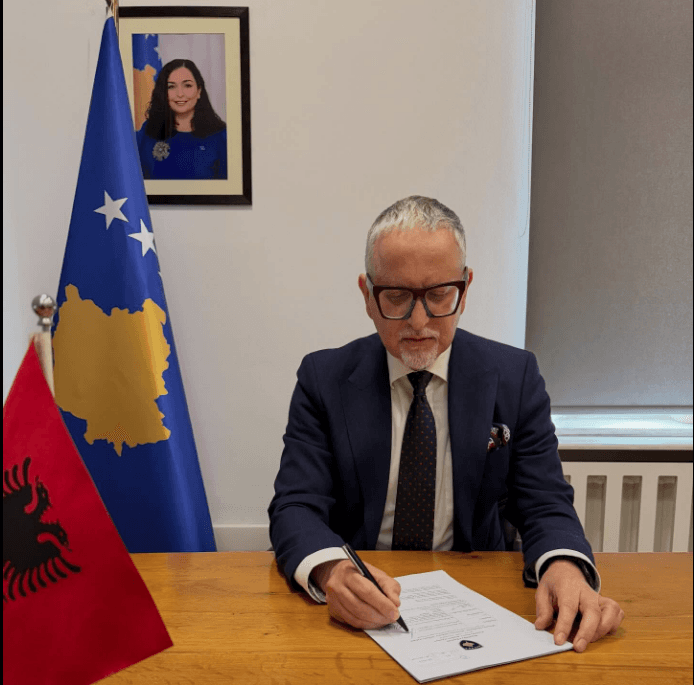 Ministri Vitia nënshkruan kontratën për vazhdimin e punimeve në Spitalin e Ferizajt