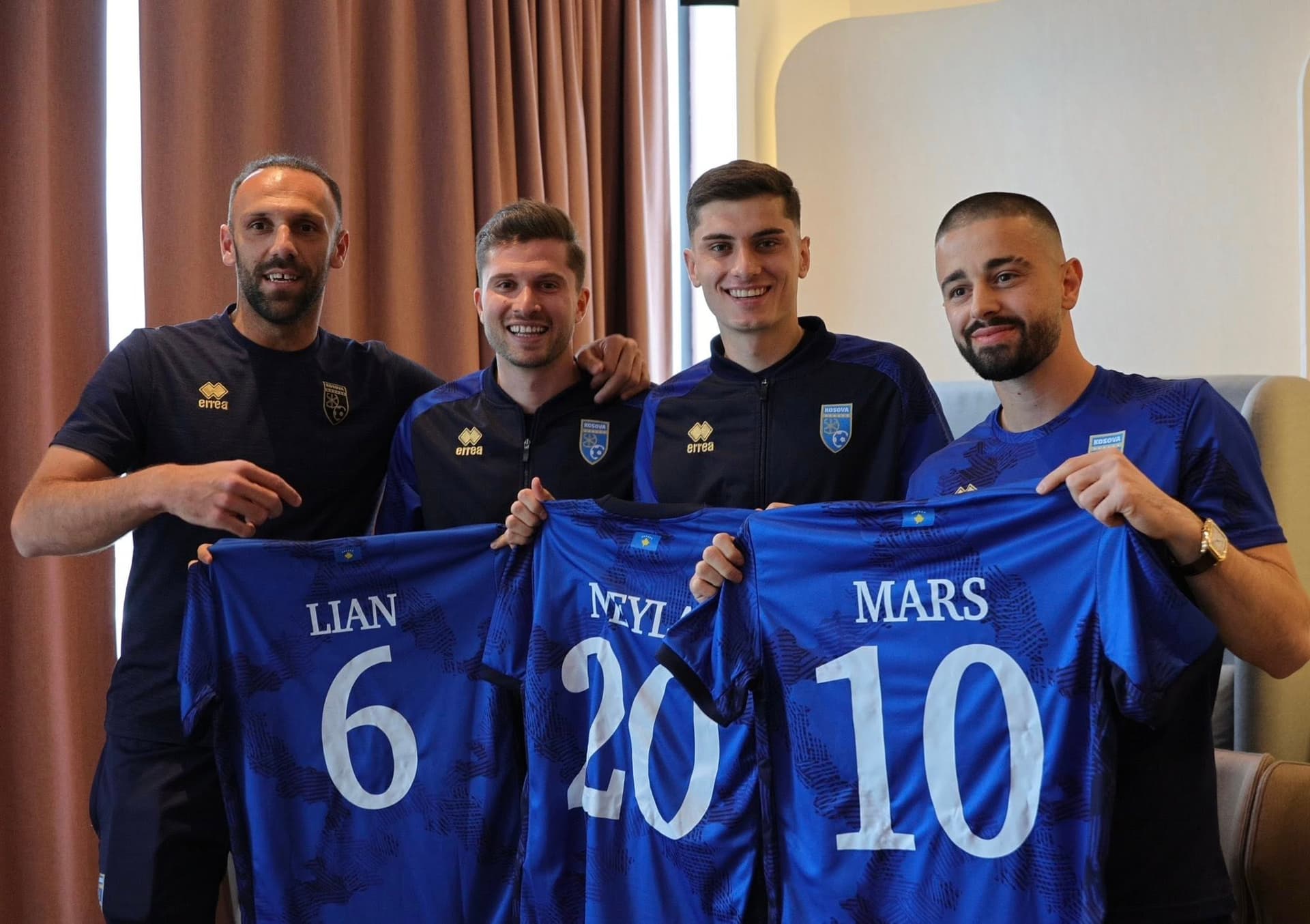 Tre yjet e Kosovës bëhen baballarë, fanellat e Kombëtares me emrat e fëmijëve