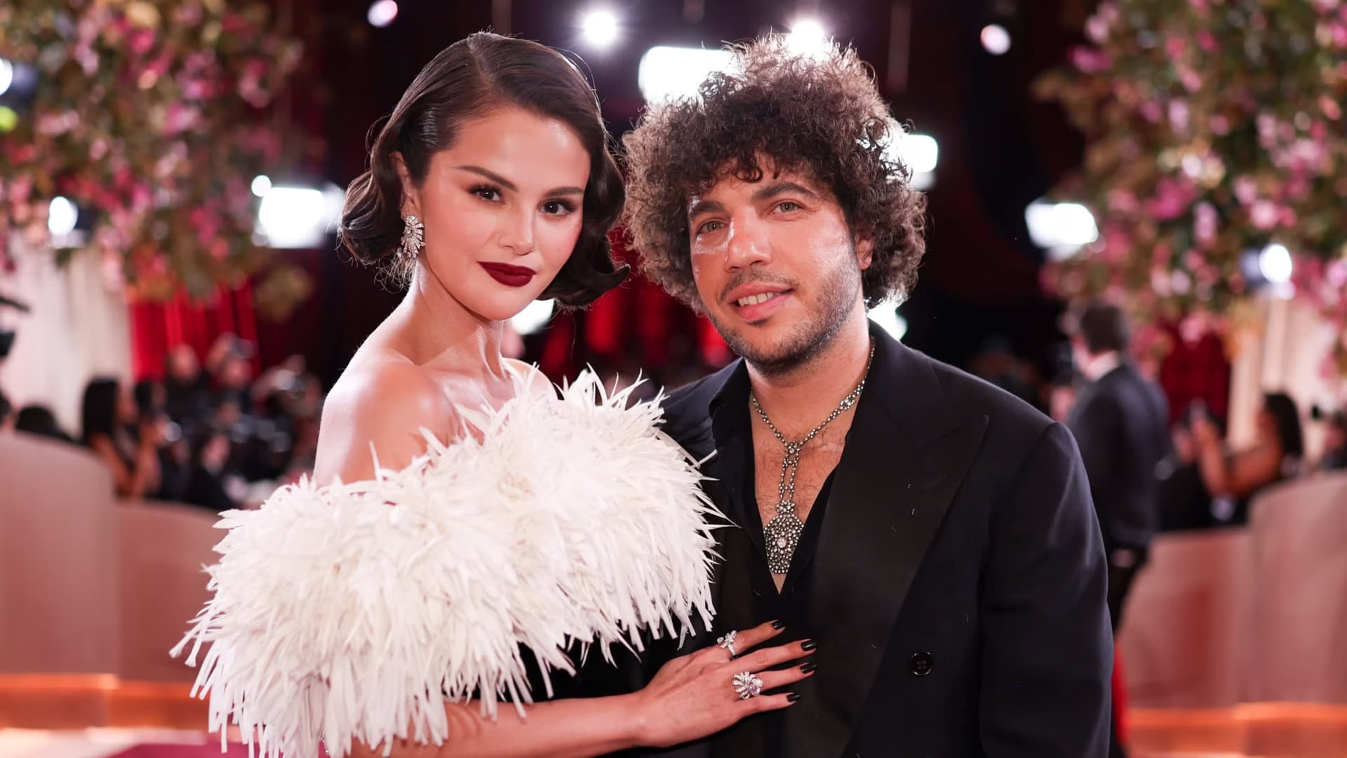 FOTO/ Pasi Benny Blanco u bë viral për papastërtinë, Selena Gomez i puth këmbët