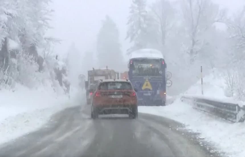 20 cm borë në Kroaci, bllokohet trafiku