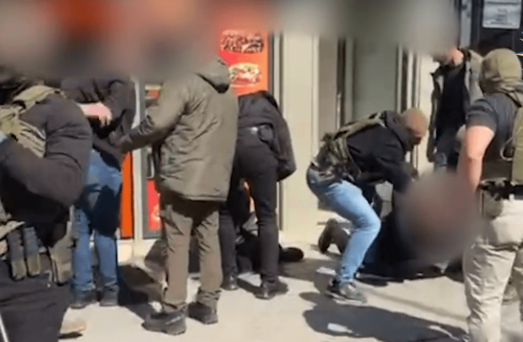 Arrestohen në flagrancë dy të dyshuar për fajde, i kërkonin viktimës shtëpinë e lokalet në vlerë rreth 1 milion euro në emër të kamatave