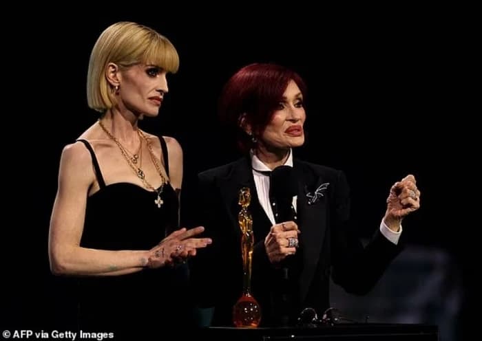 Kelly Osbourne reagon ndaj kritikave për pamjen e saj: “Trupi im nuk është temë debati”