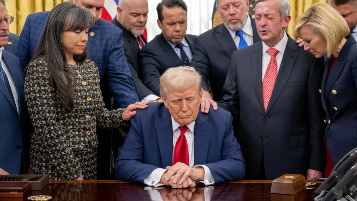 Udhëheqësit fetarë rrethojnë Trumpin dhe luten për të