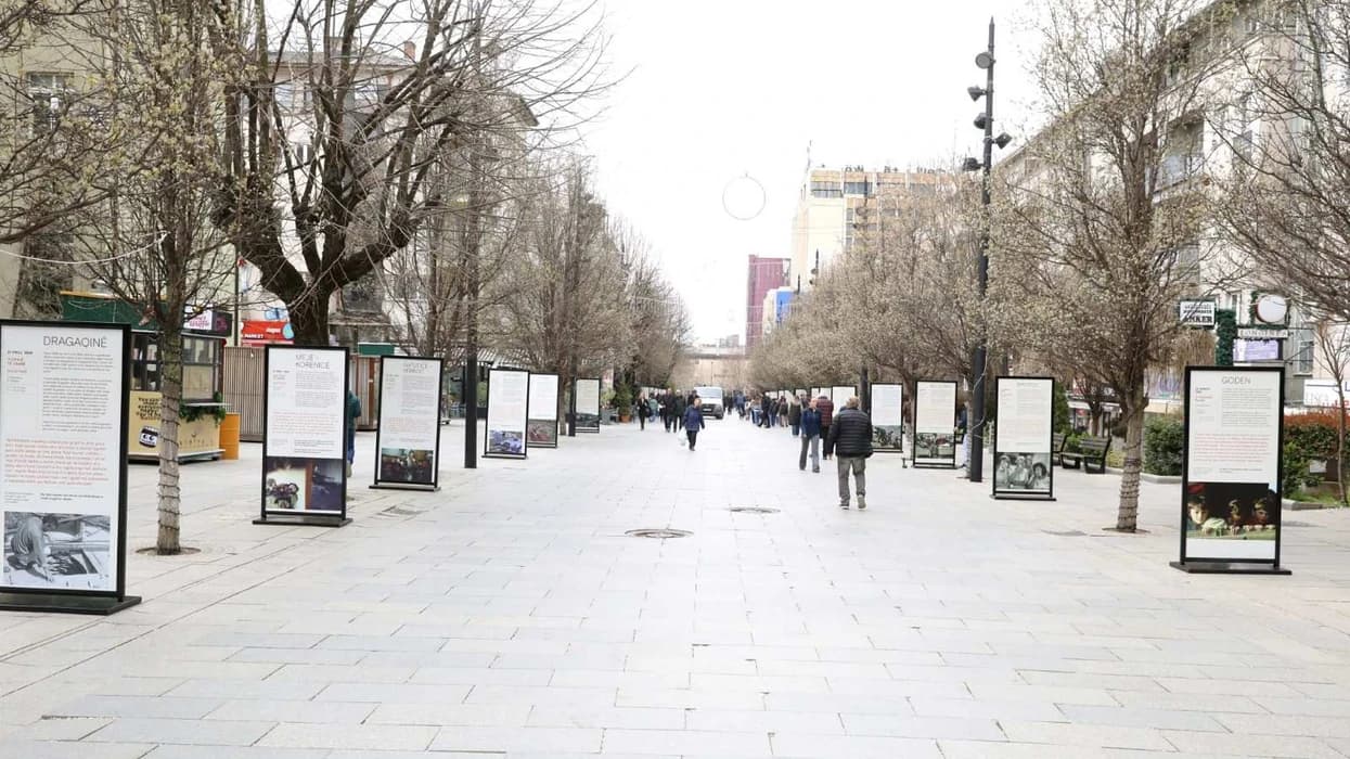Sot largohet nga sheshi ekspozita “Masakrat në Kosovë 1998–1999”
