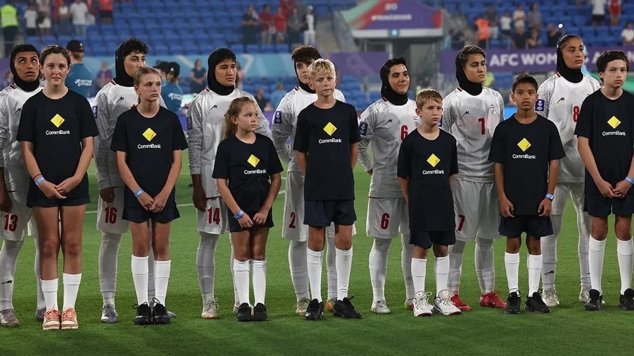 Heshtje dhe polemika, Kombëtarja e femrave e Iranit nuk këndon himnin në Kupën e Azisë