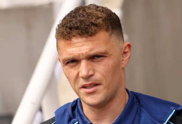 Futbollisti anglez shfaqet me modelen 14 vite më të re pas ndarjes nga bashkëshortja