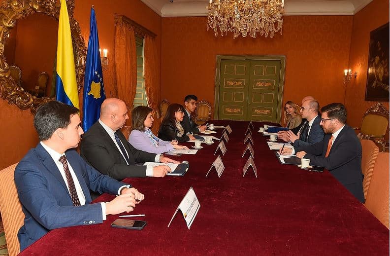 Kolumbia heq vizat për pasaportat diplomatike të Kosovës