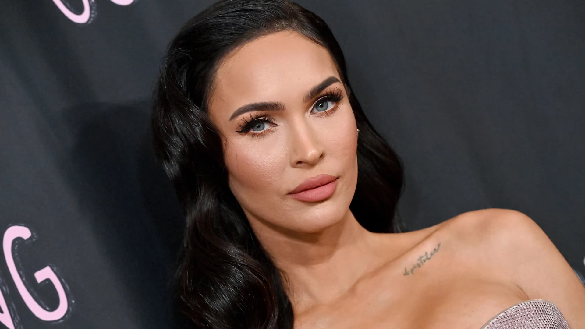 Megan Fox rikthehet me një imazh “goth” provokues, ndërsa MGK ndez spekulimet për ribashkim