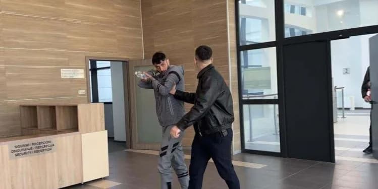 Reperi ‘Mossi’ në pranga, del para Gjykatës për sulmin ndaj Burim Pacollit
