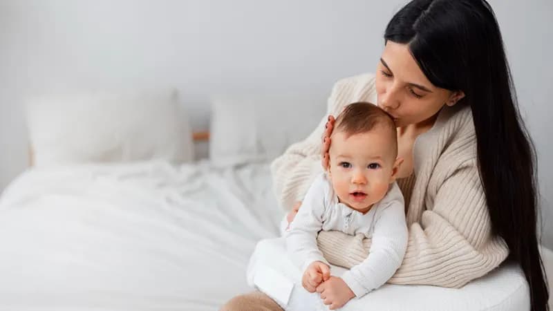 Përfitimet që i sjell gjidhënia te nëna dhe bebja