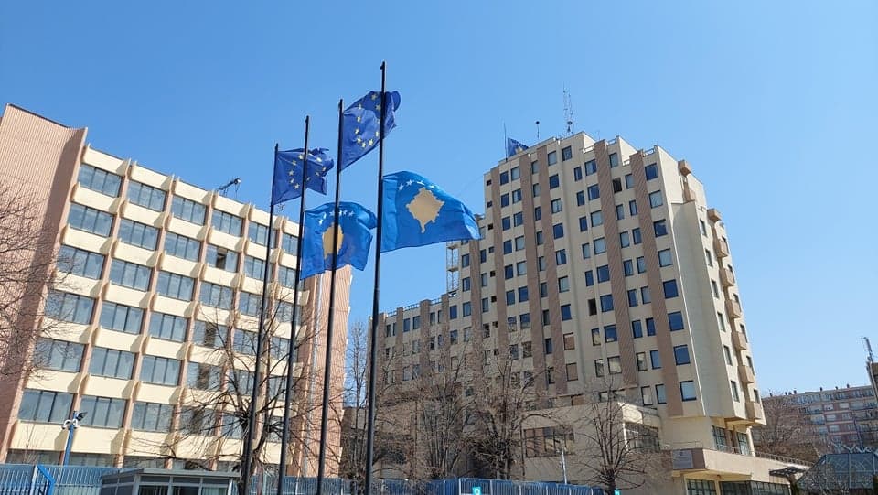 “Kosova është Serbi”, vendosen mbishkrime fyese në gjuhën serbe në Ambasadën e Kosovës në Berlin, reagon MPJD