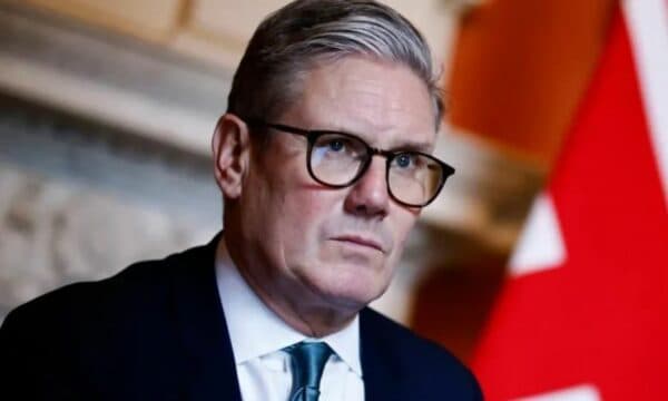 Qeveria britanike në krizë, Starmer pranon dorëheqjen e parë