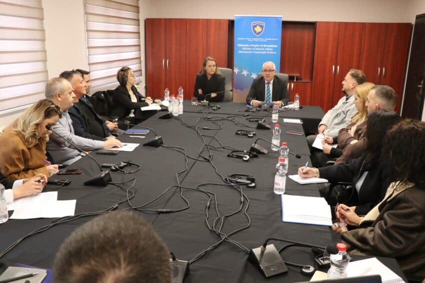 Zbatimi i Ligjit për Automjete dhe të Huaj, Sveçla mbledh zyrtarët e komunave në veri