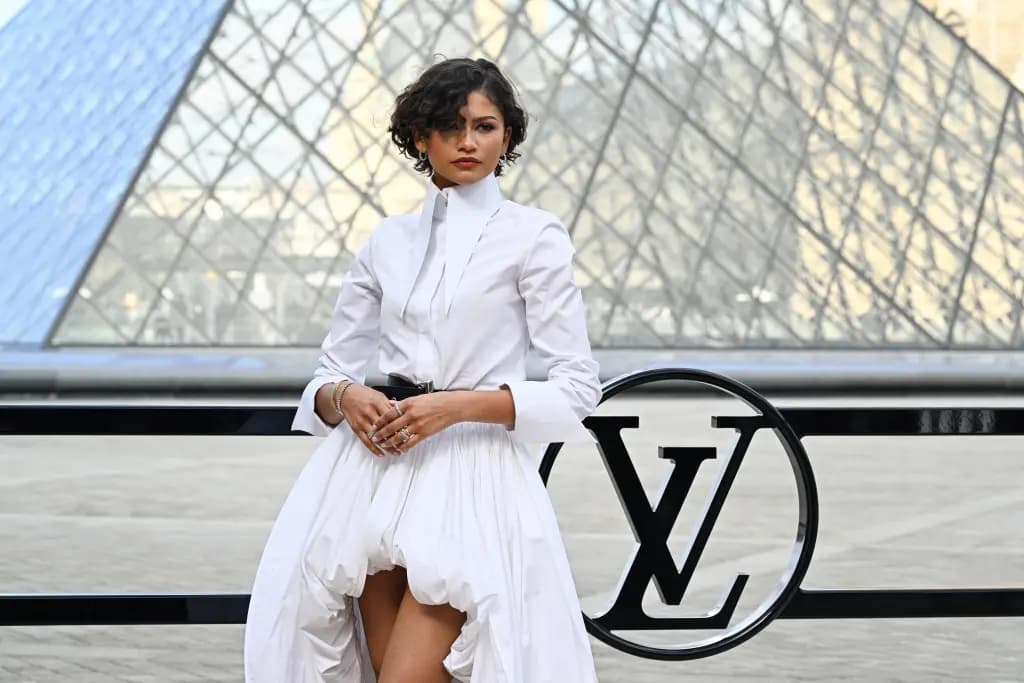Zendaya shfaqet me të bardha në sfilatën e Louis Vuitton, fansat vënë re një unazë që ngjalli dyshime për martesë