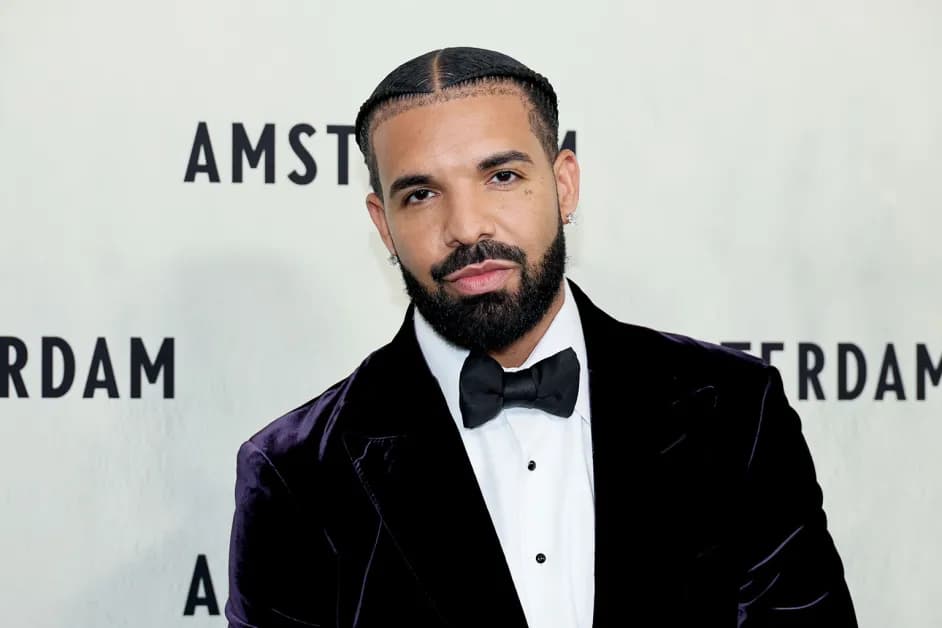 Befason Drake, vesh bluzën me mbishkrimin shqip