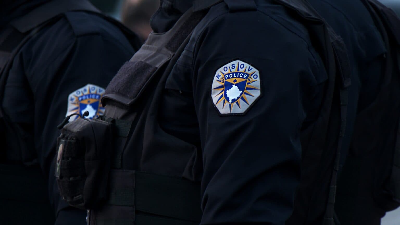 Pas raportimeve për të shtëna, 26-vjeçarit në Kaçanik i kapen armë, fishekë dhe thikë