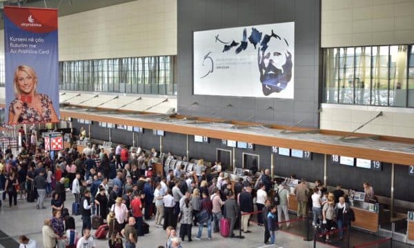 Pesë persona përfshihen në një rrahje në aeroportin “Adem Jashari”, dërgohen në mbajtje