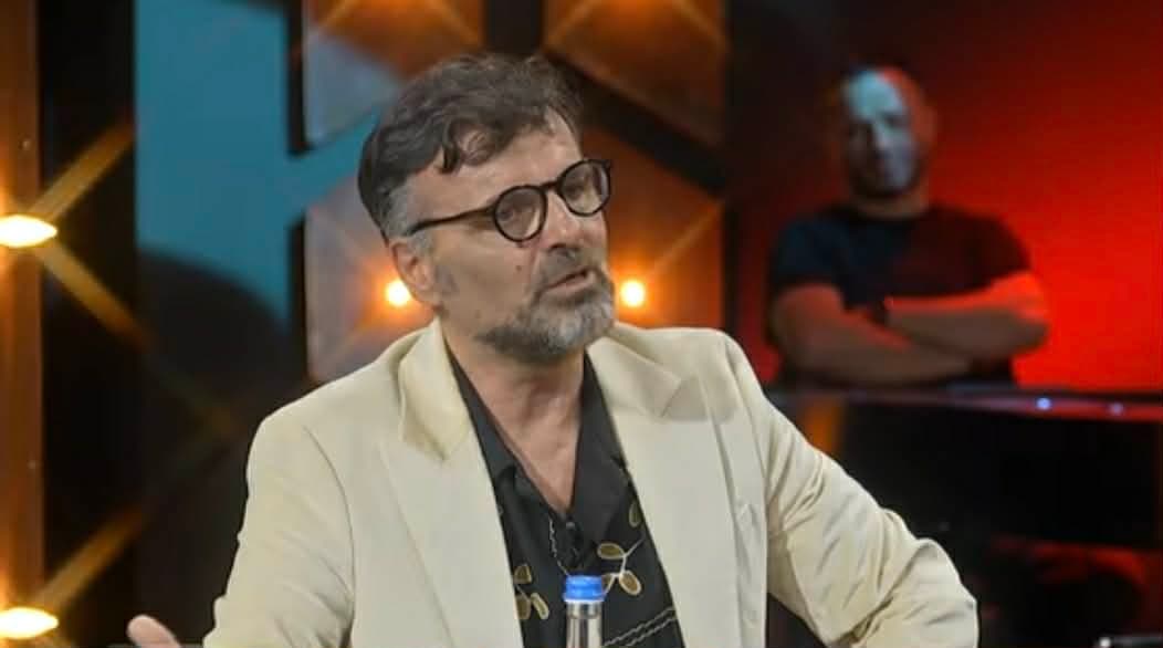 “Kthehu, djali po qan për ty” – kënga e dhimbshme që flet për braktisjen e fëmijës nga nëna