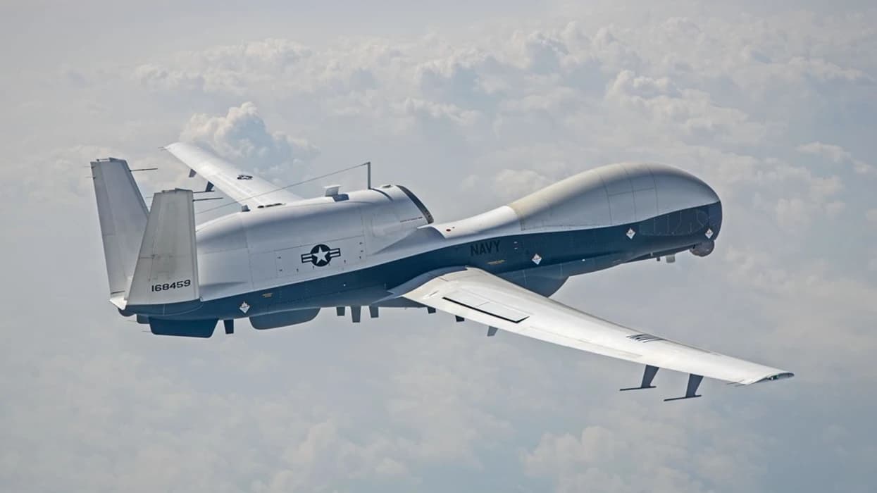 Dronët e marinës amerikane monitorojnë Ngushticën e Hormuzit