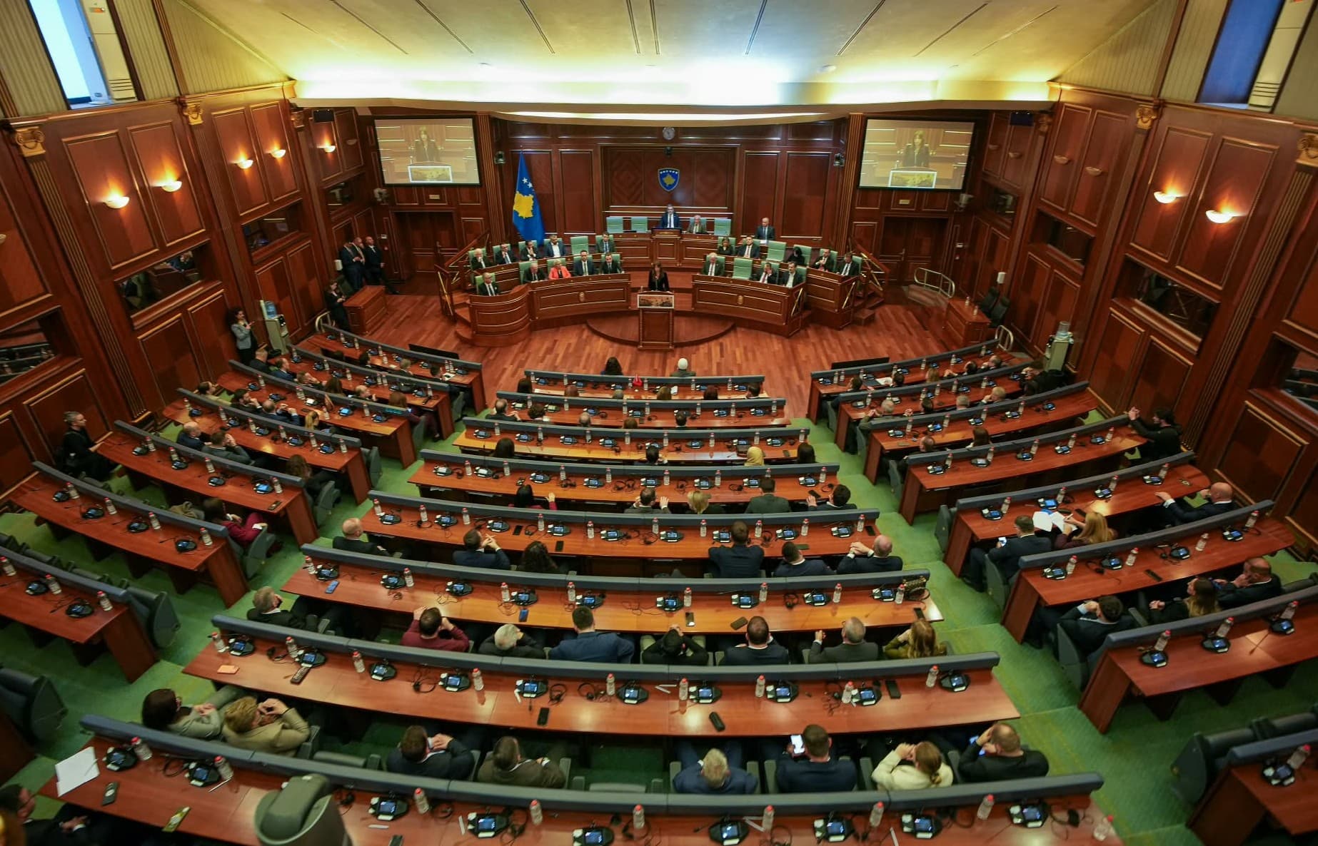 Kuvendi i Kosovës shkon në pauzë gjatë shqyrtimit të çmimeve të naftës