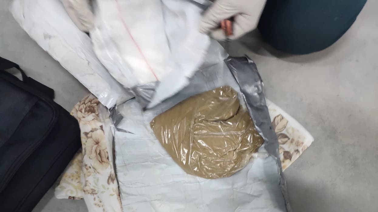 Aktakuzë për shitblerjen e 4.4 kg kokainë në Prizren ndaj tre të pandehurve – njëri gjendet në arrati