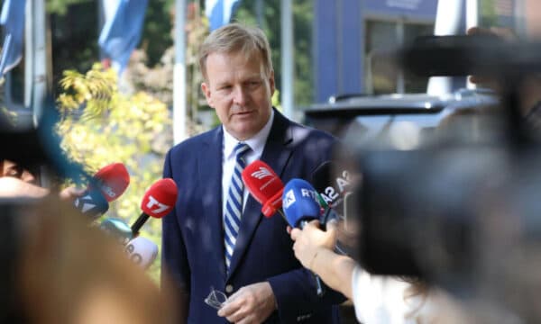 Sorensen pas vizitës në Kosovë dhe Serbi: Pashë përkushtim për normalizimin e marrëdhënieve