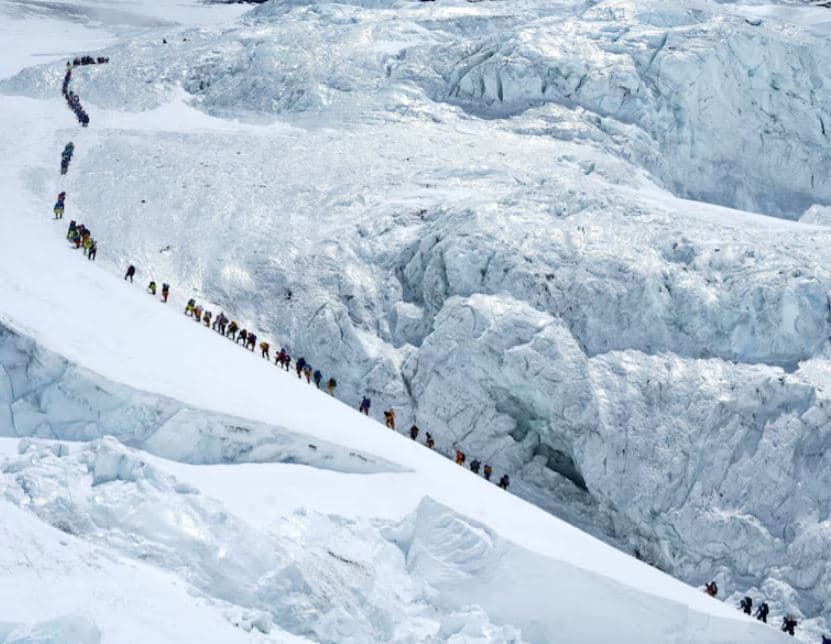 Numër rekord: 274 alpinistë ngjiten në Everest për një ditë nga ana e Nepalit