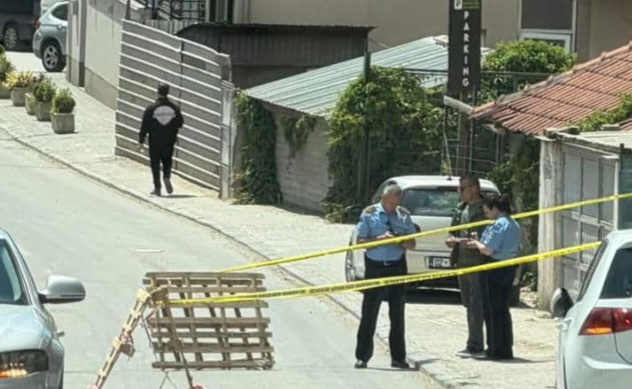 Vdes personi që ra nga kati i tretë i një objekti në Vushtrri