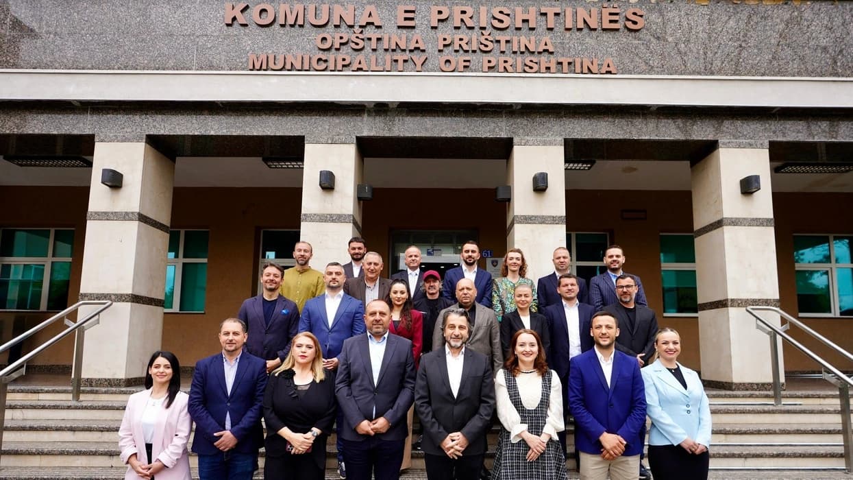 Rama publikon fotografinë e drejtorëve të rinj të komunës së Prishtinës