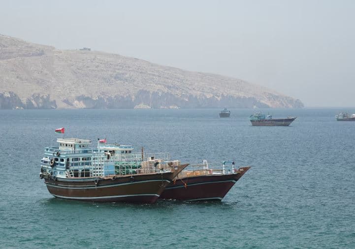 Tension në rritje në Hormuz: Sulme të reja ndaj anijeve ndërsa bisedimet për paqe mbeten të bllokuara