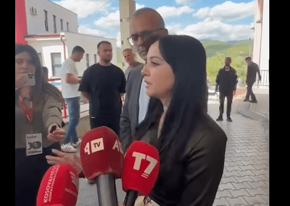 “E sulmoi njëherë me telefon, me dorë e më pas me gotë” – Arjeta Fejza flet pas rrahjes së Hysni Mehanit të LVV-së, ishte duke pirë kafe me të